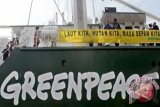 Presiden Susilo Bambang Yudhoyono (tengah) didampingi Ibu Negara Ani Yudhoyono (kiri) mendapat penjelasan dari Direktur Eksekutif Greenpeace Internasional Kumi Naido (kanan) saat meninjau kapal Rainbow Warrior di pelabuhan Tanjung Priok, Jakarta, Jumat (7/6). Presiden mendukung sepenuhnya greenpeace untuk menjaga lingkungan dan keanekaragaman hayati Indonesia. ANTARA FOTO /Prasetyo Utomo