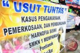 ejumlah pengunjukrasa dari Kesatuan Aksi Mahasiswa Muslim Indonesia (KAMMI) Kalbar melakukan aksi solidaritas menuntut Polda Kalbar mengusut tuntas kasus pembunuhan Harnoviah Fitriani, di Bundaran Digulis, Pontianak, Jumat (31/5). KAMMI Kalbar bersama keluarga korban mendesak Polda Kalbar untuk mengusut tuntas kasus penganiayaan, pemerkosaan disertai pembunuhan terhadap siswi SMK 1 Mempawah, Kabupaten Pontianak, Harnoviah Fitriani (15) yang terjadi pada Desember 2012. ANTARA FOTO/Jessica Helena Wuysang