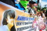 Sejumlah pengunjukrasa dari Kesatuan Aksi Mahasiswa Muslim Indonesia (KAMMI) Kalbar melakukan aksi solidaritas menuntut Polda Kalbar mengusut tuntas kasus pembunuhan Harnoviah Fitriani, di Bundaran Digulis, Pontianak, Jumat (31/5). KAMMI Kalbar bersama keluarga korban mendesak Polda Kalbar untuk mengusut tuntas kasus penganiayaan, pemerkosaan disertai pembunuhan terhadap siswi SMK 1 Mempawah, Kabupaten Pontianak, Harnoviah Fitriani (15) yang terjadi pada Desember 2012. ANTARA FOTO/Jessica Helena Wuysang
