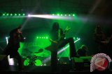 Penampilan Helloween yang enerjik didukung pencahayaan yang memukau irama, serasi dengan musik beraliran power metal yang dibawakan grup band asal Jerman itu. Helloween berhasil memukau ribuan penggemarnya di lapangan panahan Stadion Madya Aji Imbut, Tenggarong Seberang, Kutai Kartanegara, Minggu (16/6) malam. (Hayru Abdi/ANTARA Kaltim)