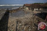 Sejumlah warga memeriksa bangunan yang rusak terkena gelombang pasang di Pantai Samas, Bantul, Yogyakarta, Selasa (25/6). Sebanyak 6 rumah rusak terkena gelombang besar yang terjadi sejak Senin, 24 Juni 2013 lalu sehingga puluhan warga setempat terpaksa mengungsi ke lokasi yang lebih aman. ANTARA FOTO/Sigid Kurniawan/nym/2013.