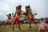 Pemain dari Paguyuban Kudho Prakoso mementasakan kesenian Reog di Mojosongo, Boyolali, Jawa Tengah, Minggu (9/6). Sejumlah grup kesenian Reog ikut andil dalam pentas tersebut untuk memberi hiburan kepada masyarakat dan sebagai bentuk pengenalan keanekaragaman budaya yang dimiliki Indonesia. ANTARA FOTO/Herka Yanis Pangaribowo/nym/2013.