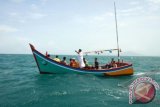 Tokoh adat, Pawang laut dan warga yang berprofesi sebagai nelayan berdoa dan membuang kepala serta kulit kerbau di laut Kuala Gigieng Desa Lambada Lhok Kabupaten Aceh Besar, Kamis (20/6). Khanduri laut merupakan sebuah kearifan lokal dan budaya nelayan Aceh serta bentuk rasa syukur kepada Maha Pencipta yang telah memberikan rezeki berupa hasil tangkapan ikan. ANTARA FOTO/Irwansyah Putra/nym/2013.