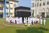 Bogor, 10/5 (Antara) – Puluhan siswa sekolah dasar melakukan manasik haji yang diselenggarakan di halaman Kampus STEI Tazkia, Sentul City, Bogor, Kamis, berkaitan dengan kegiatan Days of Islamic Economics Revival (DINAR) 2013.( Foto: Humas STEI Tazkia)<br />
<br />
  <!--[if gte mso 9]><xml>
<w:WordDocument>
<w:View>Normal</w:View>
<w:Zoom>0</w:Zoom>
<w:TrackMoves/>
<w:TrackFormatting/>
<w:PunctuationKerning/>
<w:ValidateAgainstSchemas/>
<w:SaveIfXMLInvalid>false</w:SaveIfXMLInvalid>
<w:IgnoreMixedContent>false</w:IgnoreMixedContent>
<w:AlwaysShowPlaceholderText>false</w:AlwaysShowPlaceholderText>
<w:DoNotPromoteQF/>
<w:LidThemeOther>IN</w:LidThemeOther>
<w:LidThemeAsian>X-NONE</w:LidThemeAsian>
<w:LidThemeComplexScript>X-NONE</w:LidThemeComplexScript>
<w:Compatibility>
<w:BreakWrappedTables/>
<w:SnapToGridInCell/>
<w:WrapTextWithPunct/>
<w:UseAsianBreakRules/>
<w:DontGrowAutofit/>
<w:SplitPgBreakAndParaMark/>
<w:DontVertAlignCellWithSp/>
<w:DontBreakConstrainedForcedTables/>
<w:DontVertAlignInTxbx/>
<w:Word11KerningPairs/>
<w:CachedColBalance/>
</w:Compatibility>
<m:mathPr>
<m:mathFont m:val=