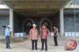 Kabid Cipta Karya Dinas Pekerjaan Umum, Pemukiman dan Prasarana Wilayah (DPU Kimpraswil) Kabupaten Penajam Paser Utara, Supardi, saat melakukan pengecekan pembangunan Mesjid Agung yang merupakan salah satu proyek multiyears (tahun jamak). (Bagus Purwa/ANTARA Kaltim)
