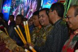 : Wakil Menteri Pendidikan dan Kebudayaan bidang Pendidikan Musliar Kasim (3 kanan) didampingi Gubernur Sumatera Utara Gatot Pujo Nugroho (4 kanan), Wakil Gubernur Sumatera Utara Tengku Erry Nuradi (2 kanan) dan Plt Walikota Medan Dzulmi Eldin (kanan) memukul alat musik Gordang Sambilan saat membuka Festival Dan Lomba Seni Siswa Nasional di Medan, Sumut, Senin (17/6) malam. Kegiatan yang berlangsung dari 16-22 Juni 2013 tersebut diikuti oleh 4.400 pelajar dari 33 provinsi di Indonesia dan memperlombakan sejumlah cabang diantaranya tarik suara, seni tari, seni lukis, dan tari tradisional. (Foto ANTARASUMUT/M Syafii)