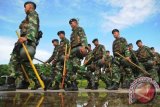 Makasar (Antara Babel) - Prajurit TNI AD membawa peralatan pengendali massa ketika apel siaga pengamanan unjuk rasa mahasiswa di Lapangan Karebosi, Makassar, Sulsel, Senin (17/6). Sebanyak 1800 personel Polri dan 600 prajurit TNI AD diturunkan untuk mengantisipasi aksi unjuk rasa mahasiswa menolak rencana kenaikan harga bahan bakar minyak (BBM) di Makassar. ANTARA FOTO/Sahrul Manda Tikupadang/Koz/Spt/13.