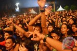 Penonton memadati Musik Kampus 2013 di Pontianak, Minggu (23/6) malam. Musik Kampus merupakan gawe Fakultas Teknik Universitas Tanjungpura Pontianak, pertama kali digelar tahun 1982. Tahun ini bertepatan dengan HUT ke-50 Fakultas Teknik Untan. (Teguh Imam Wibowo)