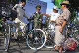 Sejumlah anggota Komunitas Sepeda Tua Indonesia (KOSTI) memamerkan sepeda antik dengan berpakaian menyerupai tokoh Proklamator, Bung Karno dan pejuang kemerdekaan di Jalan Ijen, Malang, Jawa Timur, Minggu (2/6). Kegiatan tersebut untuk memperingati hari Lahir Pancasila. FOTO ANTARA/Ari Bowo Sucipto/adt/2013.