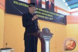 Pengurus Dewan Pimpinan Daerah (DPD) Persatuan Forum Komunikasi Pemuda Melayu (PFKPM) Kota Singkawang periode 2013-2018 dilantik pada Minggu (23/6), yang disaksikan Wali Kota Singkawang Awang Ischak. Ketua DPD PFKPM Kota Singkawang, H. Elmin, menyatakan PFKPM merupakan mitra pemerintah dan seluruh organisasi masyarakat yang ada di Kota Singkawang. Dalam kepengurusannya akan mengedepankan komunikasi, koordinasi dan kerjasama. Sementara Wali Kota Awang Ischak mengimbau kepada seluruh pengurus PFKPM, agar menjaga kondisi tetap aman dan nyaman di kalangan masyarakat dan mendukung keberhasilan program Pemerintah Kota Singkawang. (Foto Media Center Singkawang)
