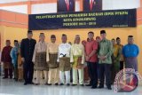 Pengurus Dewan Pimpinan Daerah (DPD) Persatuan Forum Komunikasi Pemuda Melayu (PFKPM) Kota Singkawang periode 2013-2018 dilantik pada Minggu (23/6), yang disaksikan Wali Kota Singkawang Awang Ischak. Ketua DPD PFKPM Kota Singkawang, H. Elmin, menyatakan PFKPM merupakan mitra pemerintah dan seluruh organisasi masyarakat yang ada di Kota Singkawang. Dalam kepengurusannya akan mengedepankan komunikasi, koordinasi dan kerjasama. Sementara Wali Kota Awang Ischak mengimbau kepada seluruh pengurus PFKPM, agar menjaga kondisi tetap aman dan nyaman di kalangan masyarakat dan mendukung keberhasilan program Pemerintah Kota Singkawang. (Foto Media Center Singkawang)
