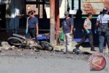 Sejumlah personil Polisi memeriksa sepeda motor milik pelaku bom bunuh diri di halaman Mapolres Poso, Poso Kota, Sulawesi Tengah, Senin (3/6). Seorang pria dengan menggunakan sepeda motor menerobos penjagaan dan berakhir dengan meledakan bom dalam badannya yang terbungkus plastik kemasan. ANTARA FOTO/Zainuddin MN