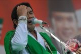 Pemusik dangdut Rhoma Irama tampil dalam konser Halah Partai Kebangkitan Bangsa (PKB) ke-15 di alun-alun Jombang, Jawa Timur, Minggu (30/6). Konser Rhoma Irama bersama soneta grup dalam rangka Harlah PKB tersebut membawakan 10 lagu hits. ANTARA FOTO/Syaiful Arif/ed/nz/13