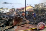 Pasar Sepauk di Jalan Aji Melayu, Dusun Belian, Kecamatan Sepauk, Kabupaten Sintang, dilalap api pada Selasa subuh sekitar pukul 05.00 WIB. Jumlah kios yang terbakar di pasar Sepauk ini diperkirakan sedikitnya 45 kios. Petugas terus memadamkan si jago merah hingga sepenuhnya padam. Kerugian kebakaran ini belum bisa dipastikan, namun taksirannya miliaran rupiah. Meski tidak ada korban jiwa , peristiwa ini membuat korban kebakaran terlihat terpukul dan syok. (Foto Antara Kalbar/Arkadius Gansi)