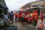 Pasar Sepauk di Jalan Aji Melayu, Dusun Belian, Kecamatan Sepauk, Kabupaten Sintang, dilalap api pada Selasa subuh sekitar pukul 05.00 WIB. Jumlah kios yang terbakar di pasar Sepauk ini diperkirakan sedikitnya 45 kios. Petugas terus memadamkan si jago merah hingga sepenuhnya padam. Kerugian kebakaran ini belum bisa dipastikan, namun taksirannya miliaran rupiah. Meski tidak ada korban jiwa , peristiwa ini membuat korban kebakaran terlihat terpukul dan syok. (Foto Antara Kalbar/Arkadius Gansi)