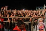 Ribuan penonton penuh sesak memadati lapangan panahan Stadion Madya Aji Imbut, Tenggarong Seberang, Kutai Kartanegara, Minggu (16/6) malam, untuk menyaksikan konser grup musik power metal asal Jerman, Helloween, dengan band pembuka grup rock legendaris Indonesia, Godbless. (Hayru Abdi/ANTARA Kaltim)