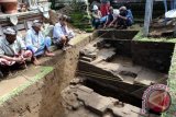 Sejumlah warga melihat konstruksi bangunan peninggalan purbakala pada penggalian situs Gelang Agung di Pura Gelang Agung, Banjar Buangga, Desa Getasan, Petang, Bali, Senin (3/6). Tim peneliti dari Balai Arkeologi Denpasar berhasil menemukan 322 buah uang kepeng Cina dan Vietnam abad ke-13 sampai ke-20, berbagai pecahan kereweng atau gerabah, sarkopagus, dan dua buah struktur bangunan dalam tanah. ANTARA FOTO/Satya Baty/adt/2013.