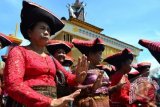 Sumut (Antara Babel) - Warga menari Landek pada Ritual Ngampeken Tabu Nini di Desa Bintang Meriah, Kutabuluh Simole, Karo, Sumut, Kamis (6/6). Ngampeken Tabu Nini merupakan ritual menempatkan tengkorak leluhur ke dalam Geriten (rumah persemayaman tengkorak suku Karo) sebagai ungkapan penghormatan dan kasih sayang kepada leluhur mereka. ANTARA FOTO/M Syafii/Koz/Spt/13.