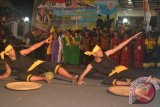 Salah satu kontingen menampilkan tarian budaya pada pembukaan "Festival Nunukan Gemilang 2013" Jumat (21/6) malam. (M Rusman/ANTARA)