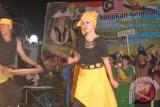 Salah satu kontingen menampilkan tarian budaya pada pembukaan "Festival Nunukan Gemilang 2013" Jumat (21/6) malam. (M Rusman/ANTARA)