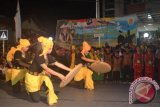 Salah satu kontingen menampilkan tarian budaya pada pembukaan "Festival Nunukan Gemilang 2013" Jumat (21/6) malam. (M Rusman/ANTARA)