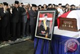 Presiden Susilo Bambang Yudhoyono (kedua kiri) bersama Wapres Boediono (kiri) dan pelayat lainnya melakukan shalat jenazah untuk Almarhum Ketua MPR Taufiq Kiemas di Pangkalan TNI AU Halim Perdanakusumah, Jakarta, Minggu (9/6). Taufiq Kiemas yang juga suami dari Ketua Umum PDI Perjuangan Megawati Soekarnoputri meninggal dunia karena sakit di Singapura pada Sabtu (8/6) dan dimakamkan dengan upacara militer di Taman Makam Pahlawan, Kalibata, Jakarta. ANTARA FOTO/Widodo S. Jusuf/nym/2013.