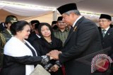 Presiden Susilo Bambang Yudhoyono (kanan) menyalami mantan Presiden Megawati Soekarnoputri (kiri) yang juga istri mendiang Ketua MPR Taufiq Kiemas saat pemakaman di Taman Makam Pahlawan Kalibata, Jakarta, Minggu (9/6). Almarhum Taufiq Kiemas meninggal di Singapura pada hari Sabtu 8 Juni 2013 pukul 19.05 waktu setempat karena sakit, dan selanjutnya dimakamkan secara militer yang dipimpin langsung Presiden Susilo Bambang Yudhoyono. ANTARA FOTO/Setpres-Rusman
