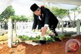 Presiden Susilo Bambang Yudhoyono meletakkan karangan bunga di atas pusara Ketua MPR Taufiq Kiemas saat pemakaman di Taman Makam Pahlawan Kalibata, Jakarta, Minggu (9/6). Almarhum Taufiq Kiemas meninggal di Singapura pada hari Sabtu 8 Juni 2013 pukul 19.05 waktu setempat karena sakit, dan sejanjutnya dimakamkan secara militer yang dipimpin langsung Presiden Susilo Bambang Yudhoyono. ANTARA FOTO/Setpres-Cahyo
