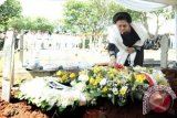 Mantan Presiden Megawati Soekarnoputri meletakkan karangan bunga di atas pusara suaminya yang juga Ketua MPR Taufiq Kiemas saat pemakaman di Taman Makam Pahlawan Kalibata, Jakarta, Minggu (9/6). Almarhum Taufiq Kiemas meninggal di Singapura pada hari Sabtu 8 Juni 2013 pukul 19.05 waktu setempat karena sakit, dan selanjutnya dimakamkan secara militer yang dipimpin langsung Presiden Susilo Bambang Yudhoyono. ANTARA FOTO/Setpres-Cahyo