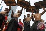 Empat pendekar dari Suku Sasak dengan bersenjatakan tongkat rotan dan perisai kulit sapi (ende) bersiap melakukan permainan adu ketangkasan Peresean dalam Parade Budaya Lombok Sumbawa 2013 di Jalan M.H. Thamrin, Jakarta, Minggu (16/6). Atraksi tradisional dari Lombok ini dipertontonkan dalam rangka menyambut kegiatan Visit Lombok Sumbawa tahun 2013. ANTARA FOTO/Widodo S. Jusuf/nym/2013.