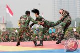 Anggota Komando Wanita TNI Angkatan Darat menunjukan ketangkasan bela diri militer di Monas, Jakarta, Jumat (21/6). Sebanyak 5.342 prajurit TNI AD dan Paspampres mengikuti ajang ketangkasan itu untuk membangun soliditas antar prajurit serta membentuk profesionalisme. ANTARA FOTO/Dhoni Setiawan