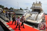 Wakil Gubernur DKI Jakarta Basuki Tjahaja Purnama (kanan) mengamati kapal pesiar (Yacht) saat pameran "Indonesia Yacht Show 2013" di Batavia Marine Sunda Kelapa, Jakarta, Sabtu (8/6). Pameran yang menampilkan 15 kapal pesiar dan enam perahu mewah dari sejumlah produsen kelas dunia itu untuk memperkenalkan jenis-jenis kapal pesiar dari dalam maupun luar negeri serta bertujuan mengembangkan wisata laut Indonesia, berlangsung hingga 9 Juni 2013. ANTARA FOTO/Wahyu Putro A
