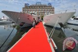 Pengunjung mengamati kapal pesiar (Yacht) saat pameran "Indonesia Yacht Show 2013" di Batavia Marine Sunda Kelapa, Jakarta, Sabtu (8/6). Pameran yang menampilkan 15 kapal pesiar dan enam perahu mewah dari sejumlah produsen kelas dunia itu untuk memperkenalkan jenis-jenis kapal pesiar dari dalam maupun luar negeri serta bertujuan mengembangkan wisata laut Indonesia, berlangsung hingga 9 Juni 2013. ANTARA FOTO/Wahyu Putro A