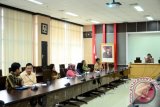 Sekretariat DPRD (Setwan) Kaltim mengadakan rapat untuk persiapan Rapat Paripurna Istimewa Penyampaian Visi dan Misi Pasangan Calon Gubernur dan Calon Wakil Gubernur Kaltim yang akan dilaksanakan 24 Agustus 2013. Dalam rapat yang diadakan di Gedung E Lantai 1  DPRD Kaltim, Jumat (12/7), Setwan membentuk susunan kepanitiaan dengan membagi job description masing-masing. Terlihat Sekretaris Dewan Fachruddin Djaprie memimpin rapat bersama seluruh Kepala Bagian dan Kepala Seksi di lingkungan DPRD Karang Paci. "Penyampaian visi dan misi calon gubernur dan wakil gubernur ini menjadi bahan pertanggungjawaban calon gubernur beserta wakilnya, di mana DPRD Kaltim menjalankan fungsi kontrolnya berdasarkan visi dan misi yang akan dipaparkan nantu di Paripurna Istimewa," ucap Fachruddin. Ia menambahkan koordinasi akan dilakukan seperti kepolisian  dan Dinas Perhubungan dalam mengamankan dan mengatur saat pelaksanaa penyampaian visi dan misi. (Humas DPRD Kaltim/adv/dit/met)