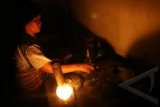 Dini hari PLN Baturaja perbaiki ganguan jaringan listrik