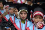Anak Tukang Becak Jadi Wisudawan Terbaik