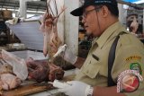 Petugas menyita daging busuk di Pasar Sentolo