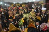 Prosesi mendirikan "Tiang Ayu" oleh kerabat Kesultanan Kutai dan para pejabat forum koordinasi pimpinan daerah Kukar di Keraton atau Museum Mulawarman sebagai tanda dimualinya Pesta Adat Seni dan Budaya Erau Pelas Benua dan Internasional Folklore and Art Festival, Minggu (30/6) siang. (Hayru Abdi/ANTARA Kaltim)
