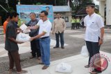 Badan Musyawarah Perbankan Daerah Provinsi Kalbar memberi bantuan ke sejumlah warga yang berhak menerima melalui program berbagi kasih. Kegiatan digelar di Pontianak, Minggu (28/7) pagi. (Dokumentasi Pw BI Provinsi Kalbar)