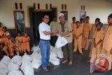 Badan Musyawarah Perbankan Daerah Provinsi Kalbar memberi bantuan ke sejumlah warga yang berhak menerima melalui program berbagi kasih. Kegiatan digelar di Pontianak, Minggu (28/7) pagi. (Dokumentasi Pw BI Provinsi Kalbar)
