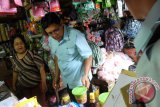 Banjarmasin, 22/7 - PENGAWASAN RUTIN - Petugas Balai Besar Pengawasan Obat dan Makanan Banjarmasin menggelar pengawasan rutin makan yang dijual dalam delapan tim yang terpisah ke beberapa pasar tradisional Banjarmasin, Senin (22/7). Balai Besar POM Banjarmasin menemukan boraks sebenyak 51 kilogram yang dijual bebas pedagang makanan di Pasar Sentra Antasari Banjarmasin. Foto Antaranews Kalsel/Herry Murdy Hermawan/B