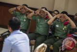 Tiga dari 12 terdakwa anggota Kopassus Grup II Kandang Menjangan Kartasura, (dari kiri) Koptu Kodik, Serda Sugeng Sumaryanto dan Serda Ucok Tigor Simbolon mendengarkan kesaksian dari pegawai Lapas Cebongan, Indrawan Tri Widiyanto dalam sidang militer lanjutan di Pengadilan Militer II-11 Yogyakarta, Bantul, Yogyakarta, Selasa (2/7). Sidang lanjutan tersebut dengan agenda mendengarkan keterangan para saksi dari kasus yang menewaskan 4 tahanan titipan di Lapas 2B Cebongan. ANTARA FOTO/Sigid Kurniawan/nym/2013