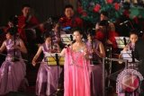 Kelompok musik dari Guangdong National Music Orchestra, China membawakan lagu pada malam keakraban pertukaran budaya provinsi bersaudara Guangdong - Sumatera Utara, di Medan, Senin (1/7). Pertunjukan tersebut merupakan program pertukaran budaya dua negara, Indonesia - China. ANTARA FOTO/Irsan Mulyadi/nym/2013.