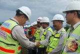 Chief Operation Officer (COO) PT. Kideco Lee Jong Beom, Selasa (2/7), menyerahkan penghargaan kepada perwakilan perusahaan sub kontraktor atas dukungan mereka sehingga PT Kideco meraih penghargaan dalam pengelolaan lingkungan hidup. PT Kideco pada 2013 meraih dua penghargaan  proper lingkungan yakni bendera emas dan hijau karena dinilai baik kinerjanya dalam pengelolaan lingkungan hidup. (R Wartono/ANTARA Kaltim)