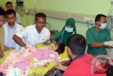 Tim dokter mengangkat korban gempa asal Aceh Tengah, Sovi Azzara (5) dalam kondisi kritis akibat tertimpa bangunan saat tiba di ruangan Unit Gawat Darurat, RS Zainal Abidin, Banda Aceh, Kamis (4/7). Hingga kini tercatat lima pasien balita korban gempa dalam kondisi kritis yang dievakuasi ke RS Zainal Abidin untuk mendapat perawatan intensif. ANTARA FOTO/Ampelsa/nym/2013.
