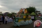 Ribuan pelajar mulai dari SD hingga SMA dan sederajat di Kota Pontianak, Provinsi Kalimantan Barat, mengikuti pawai taaruf, baik berjalan kaki atau naik kendaraan hias dalam menyambut bulan Ramadhan 1434 Hijriah di Jalan Rahadi Oesman Pontianak.Fot Antara/ Andilala