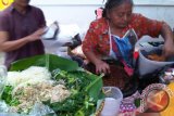 Pedagang pecel atau lotek ini ramai dikunjungi warga yang berbelanja untuk berbuka. Ia salah satu pedagang bukoan di Jalan S Parman, Kota Bengkulu.