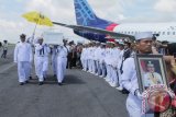 Pangkalpinang (Antara Babel)- Jenazah Gubernur Kepulauan Bangka Belitung Eko Maulana Ali tiba di Bandara Depati Amir Pangkalpinang, Babel, Selasa (30/7), dikawal pasukan militer sebelum dibawa ke rumah duka.