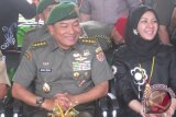 Kepala Staf Angkatan Darat (Kasad) Jenderal TNI Moeldoko dan Bupati Kutai Kartanegara Kaltim Rita Widyasari saat berada di panggung dalam acara pencanangan Karya bakti dan Bakti Sosial Skala Besar TNI 2013. (Adi Sagaria/ANTARA)