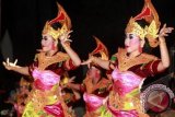 Pelajar asal Bali membawakan Tari Pendet pada Festival Seni Pelajar se-Jawa dan Bali di Serang, Banten, Selasa (2/7). Festival itu selain untuk memanfaatkan waktu libur sekolah mereka, juga untuk meningkatkan apresiasi seni daerah di kalangan pelajar. ANTARA FOTO/Asep Fathulrahman/Koz/Spt/13.